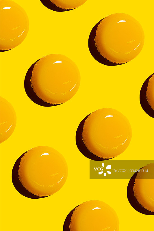 黄色背景下的黄色糖果，巴西里约热内卢图片素材