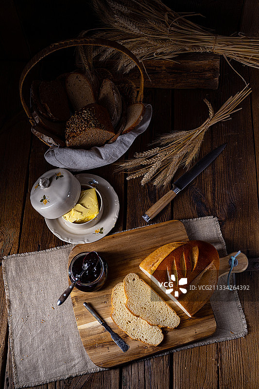 白面包，黄油和美味的果酱图片素材