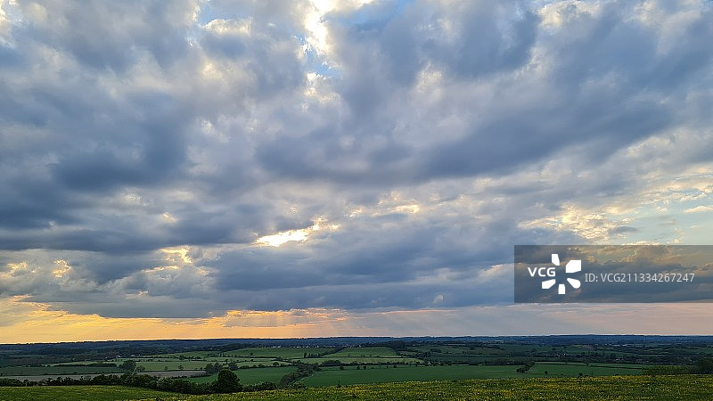 天空映衬下的农田风景，英国图片素材