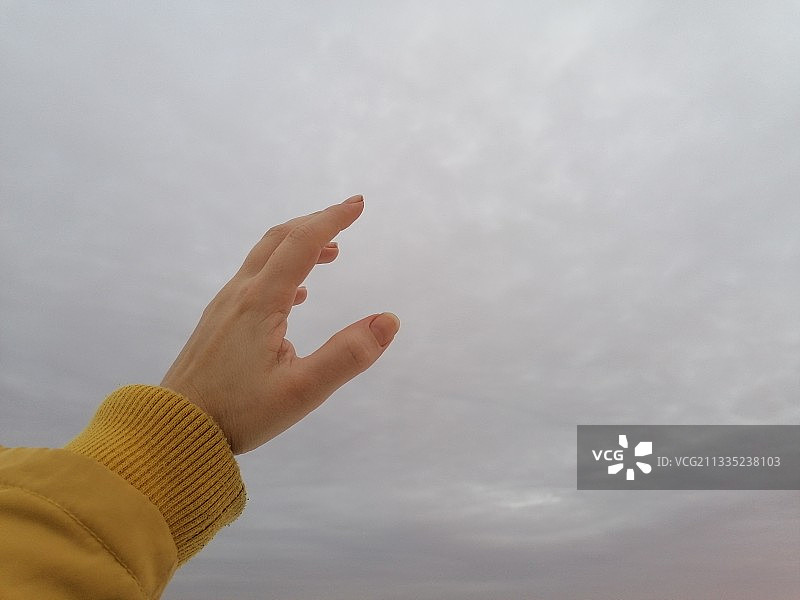 裁剪的女人的手指向天空图片素材