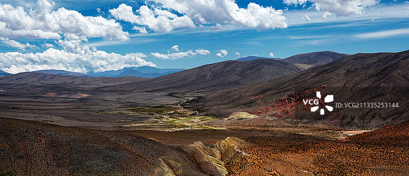 阿根廷萨尔塔省洛斯安第斯山脉多云天空的风景图片素材