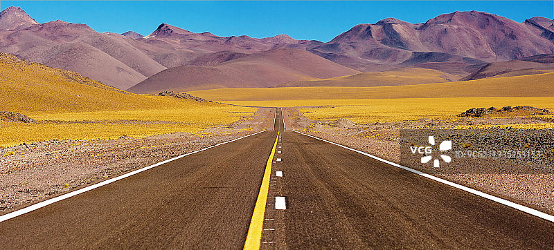 阿根廷，Catamarca, Tinogasta，沿着乡村景观的空旷道路图片素材