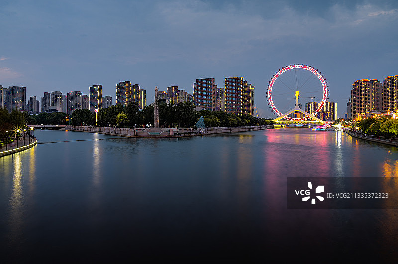 蓝调时分的夜景天津之眼图片素材