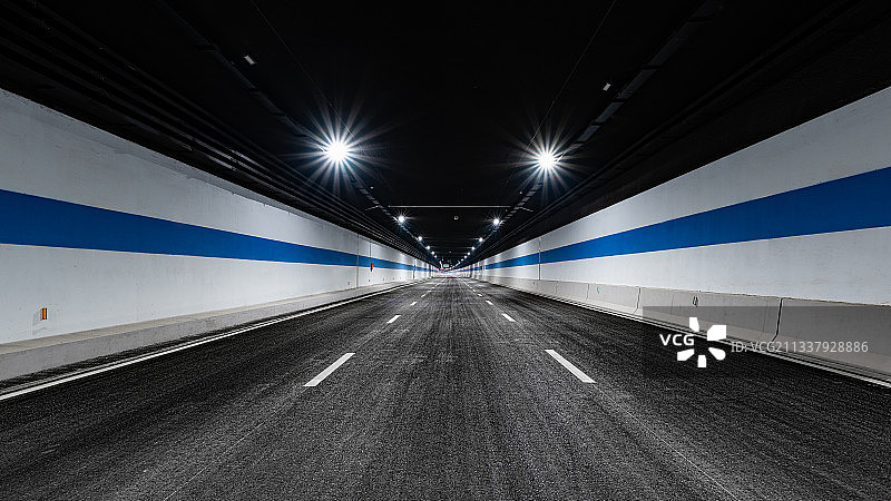 河南高速公路地下隧道国家三级铺装柏油路面背景图图片素材