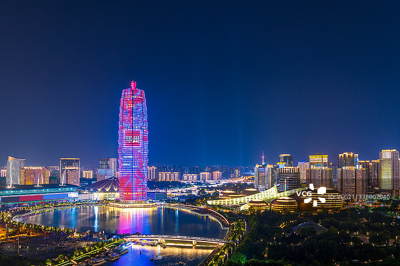 河南郑州郑东新区CBD千玺广场灯光秀户外风光夜景高视角图片素材
