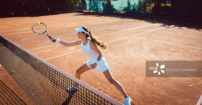 女子在球场上打网球，从上面看图片素材