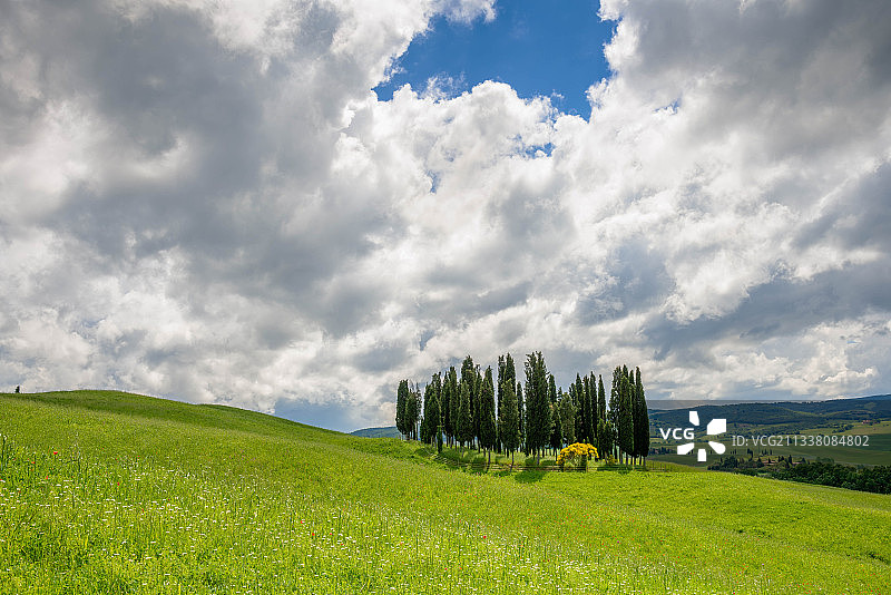 意大利托斯卡纳的田野对天空的风景图片素材