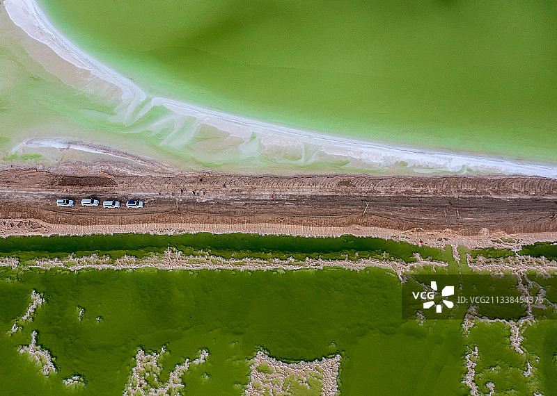航拍中国最大的盐湖青海察尔汗盐湖的多彩世界图片素材