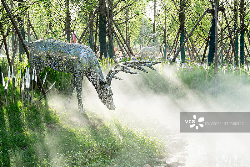 公园带有雾气的小鹿雕塑图片素材