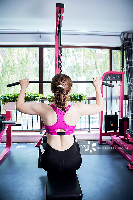 在健身房使用健身器械的亚洲女性图片素材