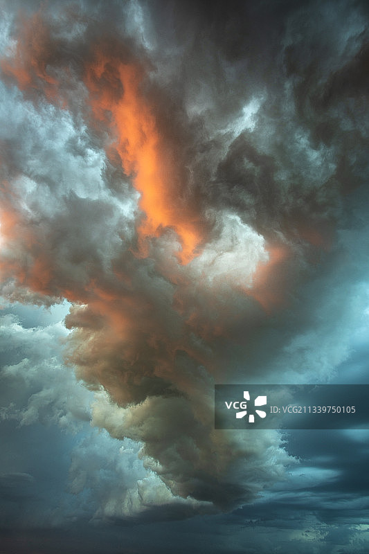 低角度的暴风雨云在天空，洛克维卡，米伦，斯洛文尼亚图片素材