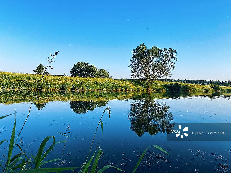 风景如画的湖泊映衬着清澈的蓝天，俄罗斯图片素材