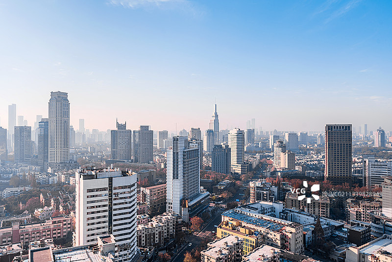 中国江苏南京紫峰大厦和城市天际线晴天风光图片素材