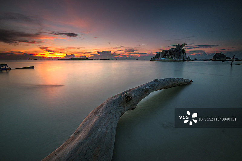 印度尼西亚，勿里洞，邦加勿里洞群岛，日落时大海与天空的风景图片素材