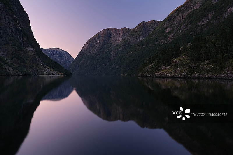 挪威，在晴朗的天空下的湖泊和山脉的风景图片素材