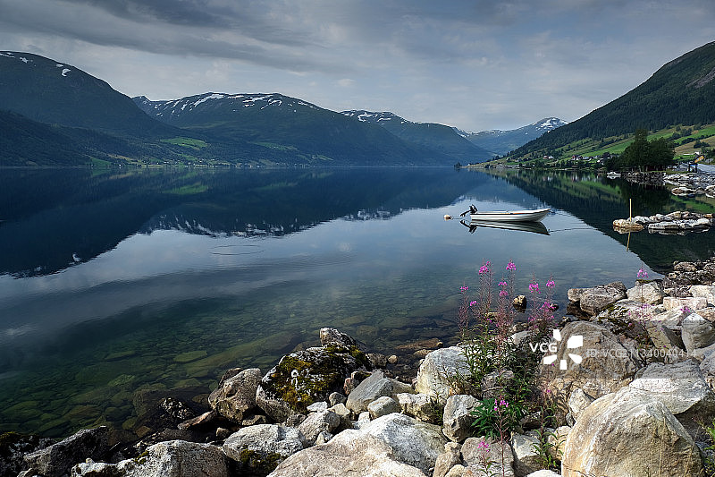 挪威天空下的湖泊和山脉的风景图片素材