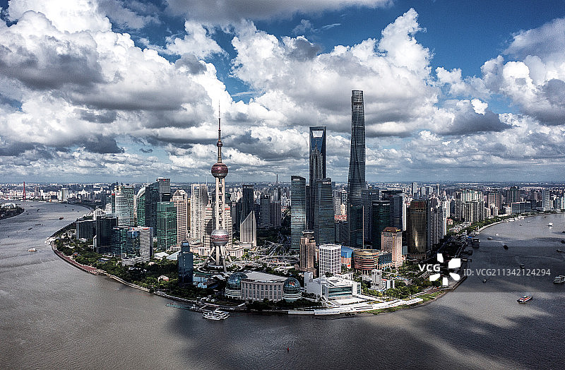 航拍视角下的上海陆家嘴城市天际线图片素材