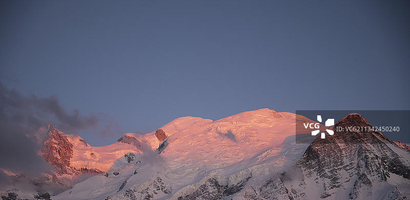 白雪皑皑的山在晴朗的天空下的风景图片素材