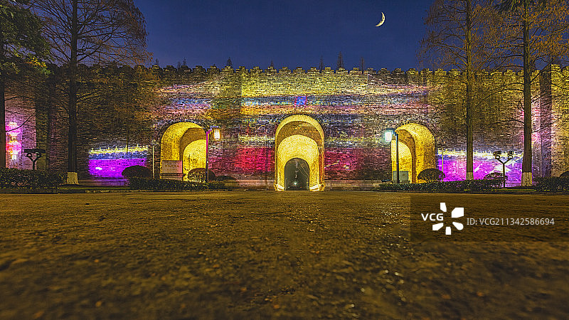 城墙上的宫殿投影+明故宫（南京）图片素材