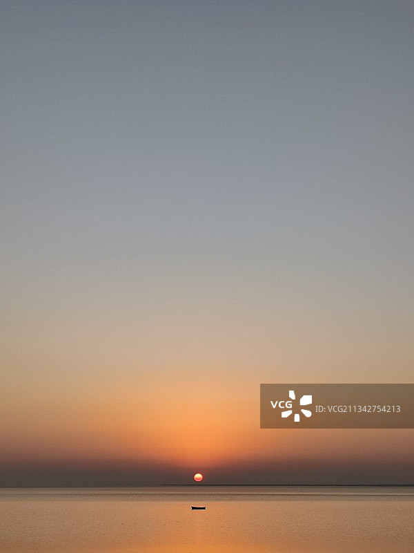 在印度，日落时，湛蓝的天空下的海景图片素材