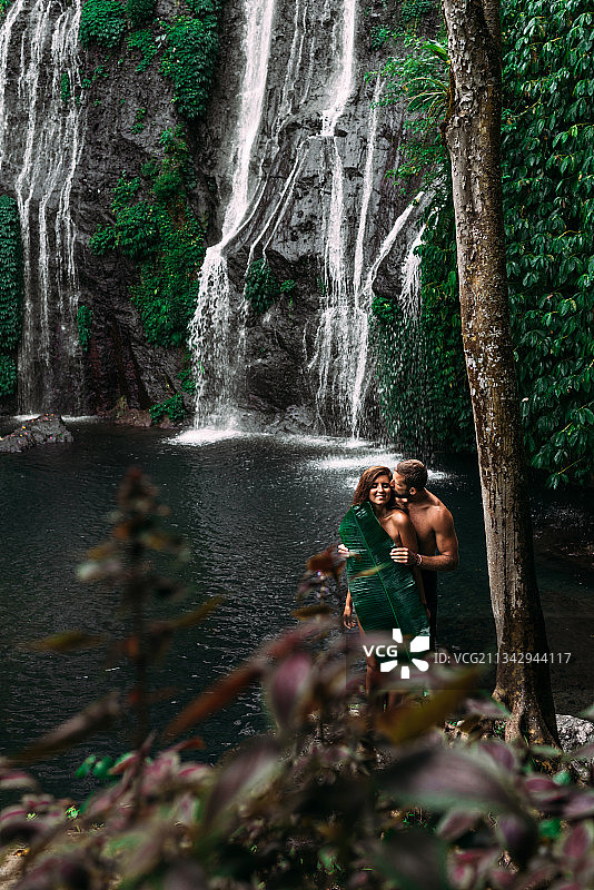 印度尼西亚瀑布旁的一对情侣图片素材