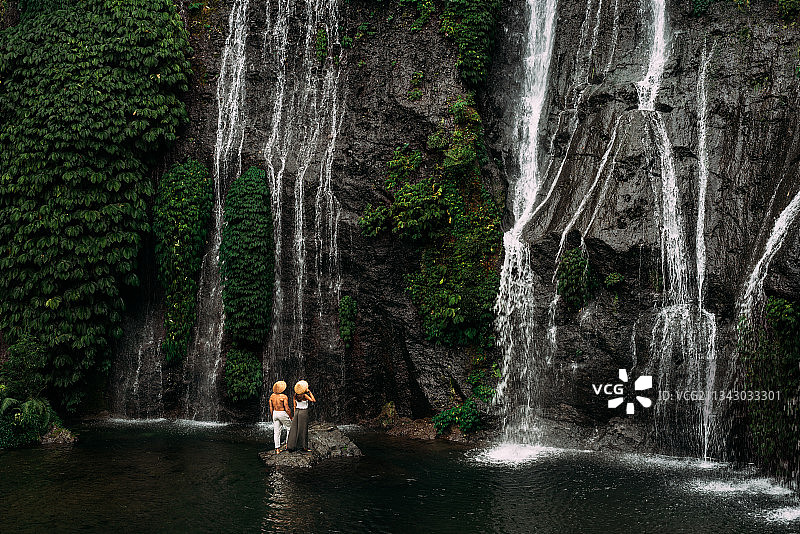 情侣在瀑布，后视镜蜜月旅行图片素材