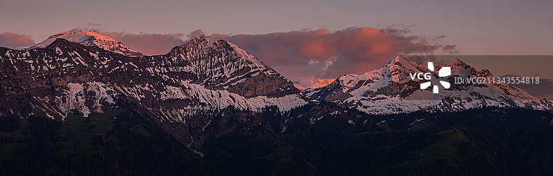 日落时分，白雪皑皑的群山映衬着天空，瑞士，比顿堡图片素材
