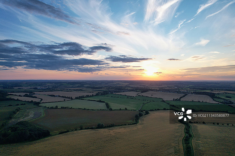 斯特雷特利，英国，英国，日落时天空映衬下的农田风景图片素材