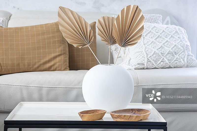 咖啡桌上用白色球形花瓶DIY棕树叶图片素材