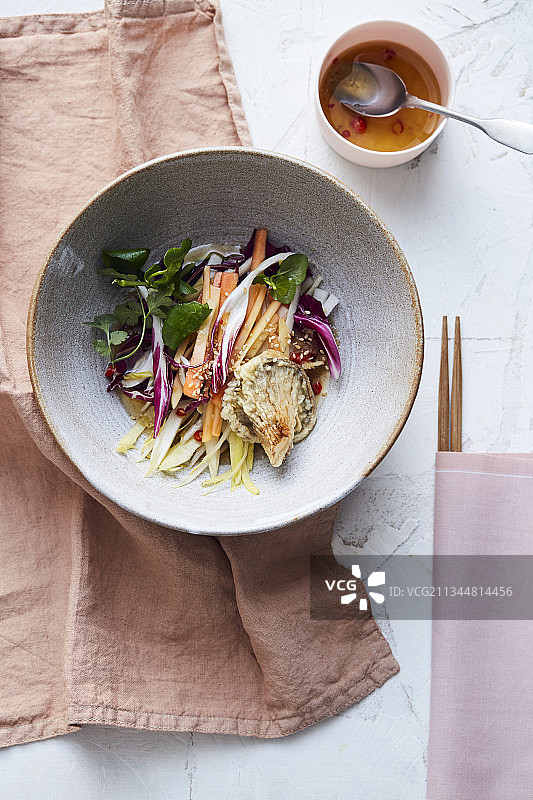 蔬菜碗配菊苣和牡蛎蘑菇天妇罗图片素材
