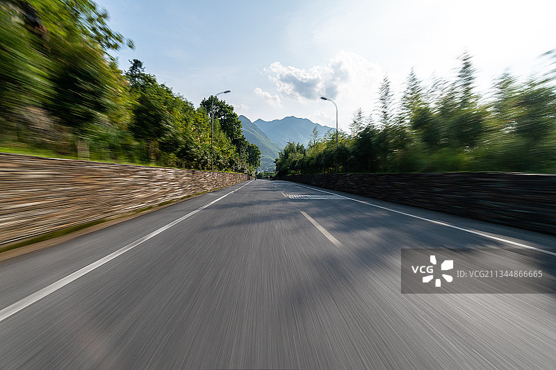 山中行驶的高速公路图片素材