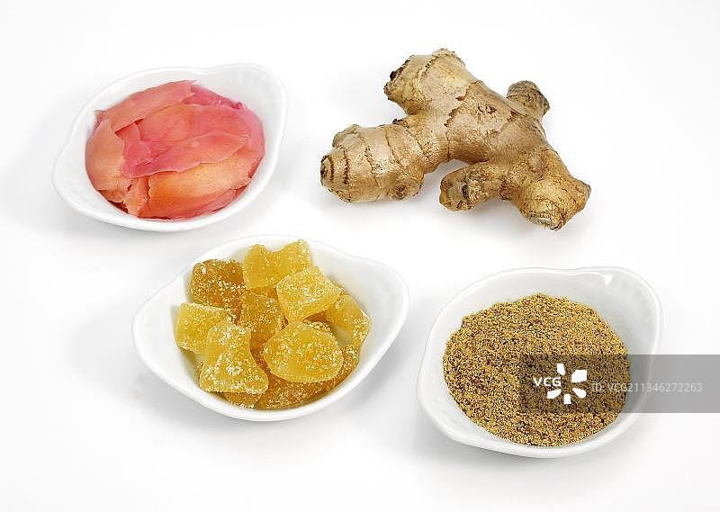 姜(生姜)，粉末，根，腌制并在白色背景下结晶图片素材