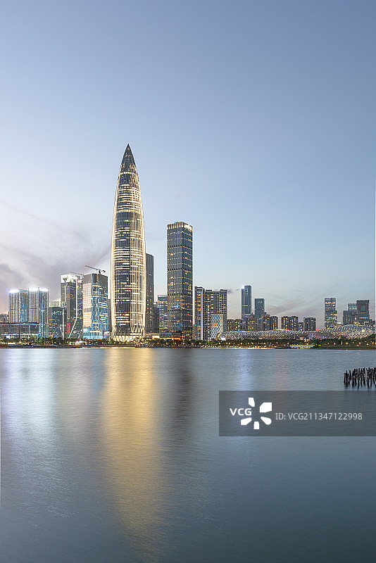 深圳南山区深圳湾超级总部建筑群城市天际线图片素材