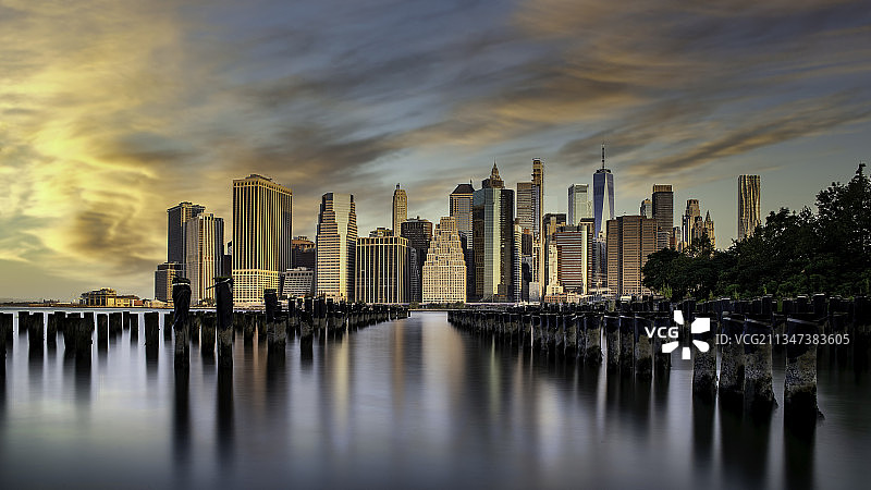 日落时河流和建筑物的全景，纽约，美国，美国图片素材