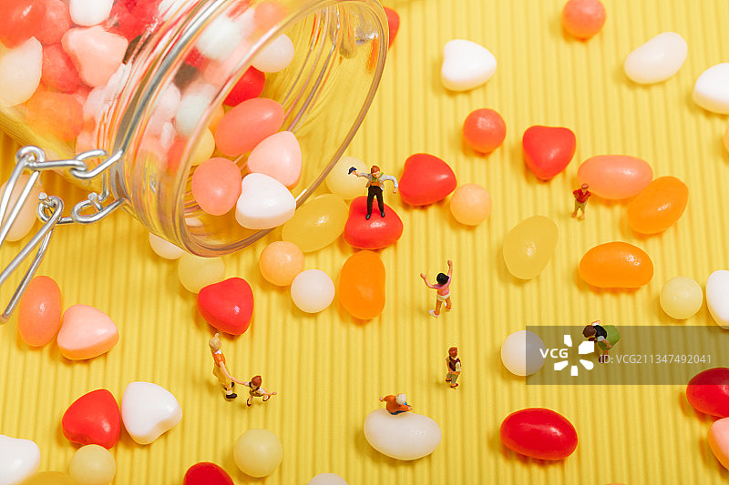 微缩创意打翻的糖果罐玩耍的儿童图片素材