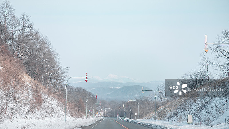 冬季被冰雪覆盖的公路图片素材