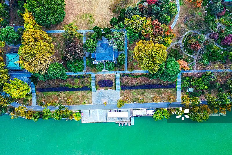 秋季南京玄武湖公园梁洲上的观光船码头图片素材