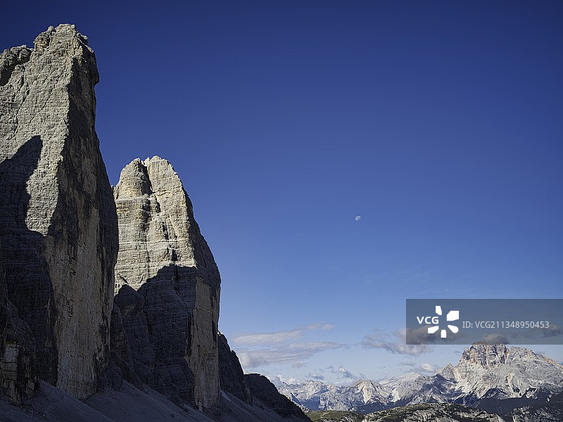 意大利拉瓦雷多峡谷，蓝天下岩石形成的低角度视图图片素材
