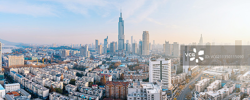 中国江苏南京紫峰大厦和城市天际线黄昏风光全景图片素材