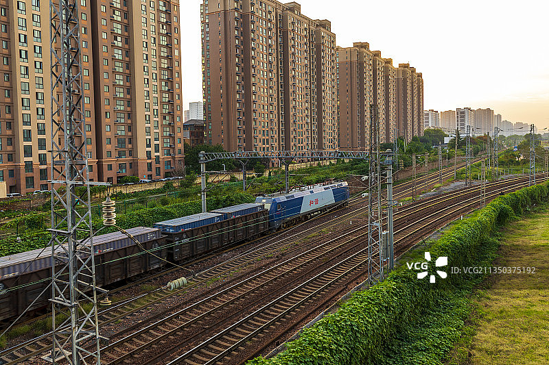 河南省郑州市陇海铁路与郑州城区夏天户外城市风光图片素材
