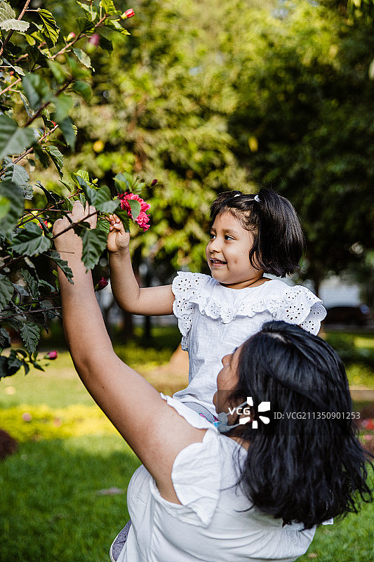 秘鲁利马，母亲和女儿在户外玩得很开心图片素材