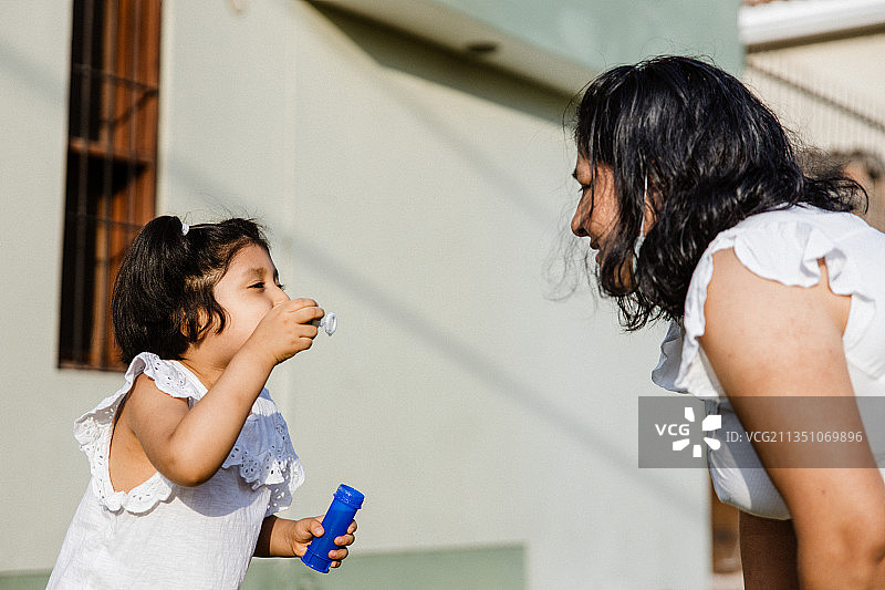 秘鲁利马，母亲和女儿一起在户外玩耍图片素材