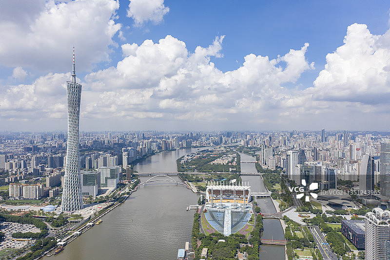 航拍蓝天白云下的广州塔和海心沙图片素材