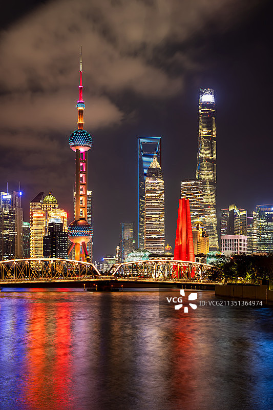 中国上海外滩东方明珠夜景图片素材