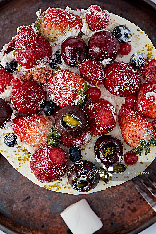 奶油抹茶鲜水果蔓越莓馅料多层蛋糕图片素材