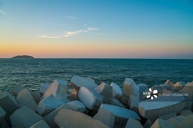 中国山东威海海边的防波石图片素材