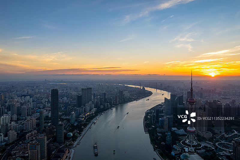 航拍中国上海外滩陆家嘴日出城市风光图片素材