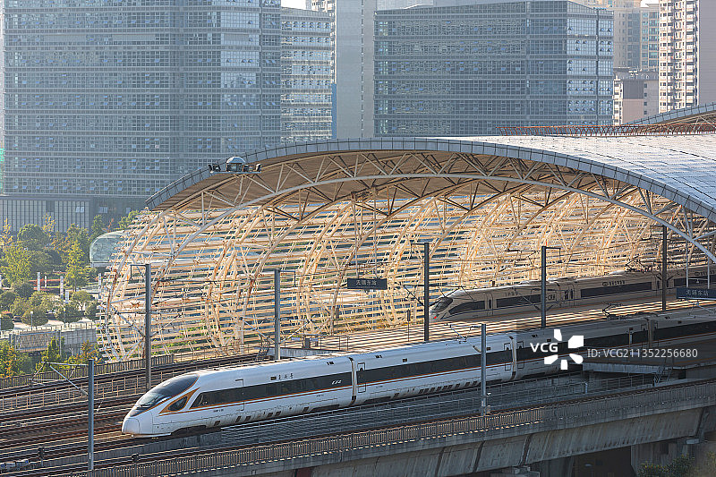 中国江苏省无锡市高铁东站复兴号列车图片素材