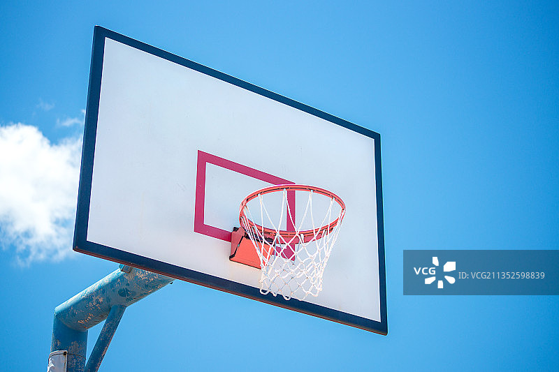 篮球篮筐在蓝天下的低角度视图图片素材