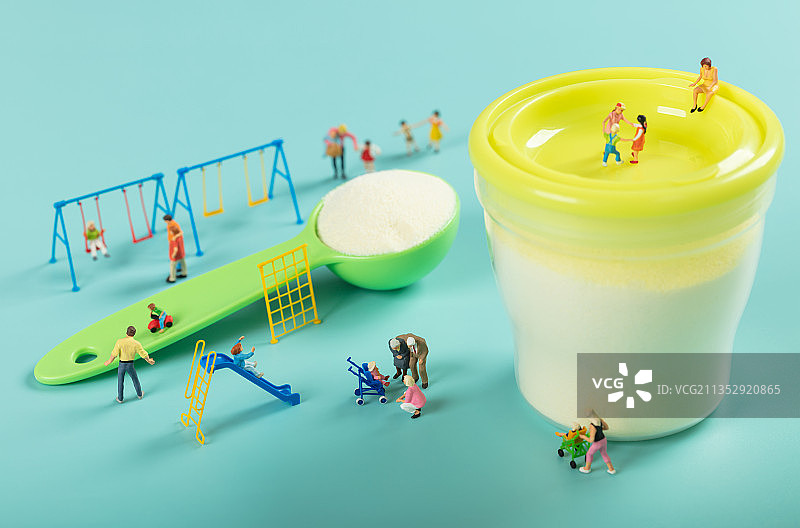 微缩创意婴幼儿配方奶粉游乐场和儿童图片素材